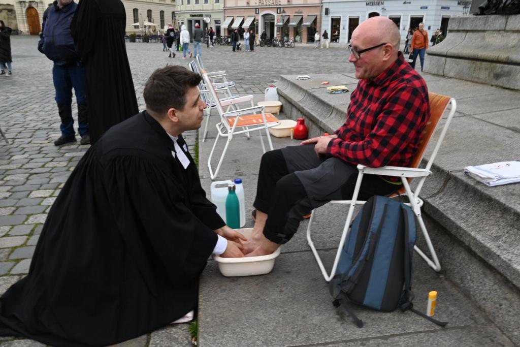 Während der Fußwaschung kamen Pfarrer und Teilnehmer ins Gespräch © Steffen Giersch