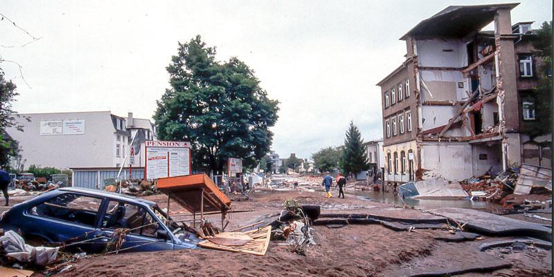 Häuser und Straßen wurden durch das Hochwasser in Dresden zerstört: Im August 2002 stieg der Elbpegel aufgrund starker Regenfälle auf 9,40 Meter – der normale Pegel liegt bei 1,40 Meter. Viele Menschen verloren ihr Hab und Gut, 21 starben. © Steffen Giersch