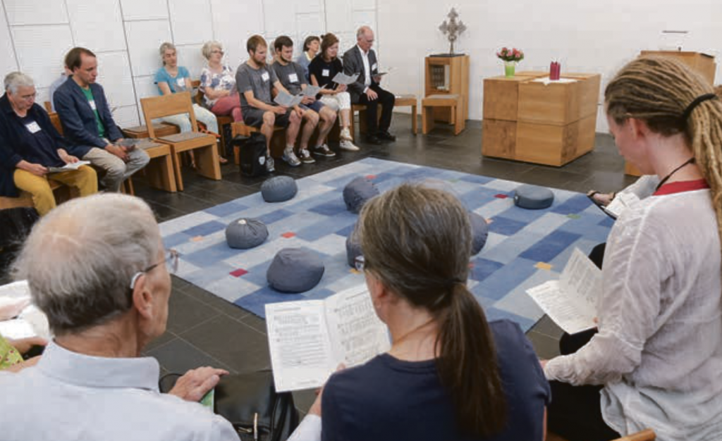 Teilnehmer des Forumstages beten und singen gemeinsam im Andachtsraum der Evangelischen Hochschule in Dresden. © Tomas Gärtner