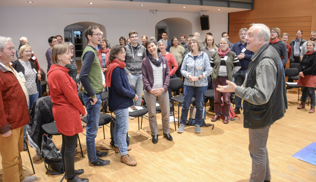 Freies Singen für die Profis: Unter Anleitung von Komponist Bernhard König sangen die Teilnehmerinnen und Teilnehmer der Kirchenmusiktagung in Colditz gemeinsam einen kurzen Text – jeder nach seiner eigenen Vorstellung. © W. Sturm