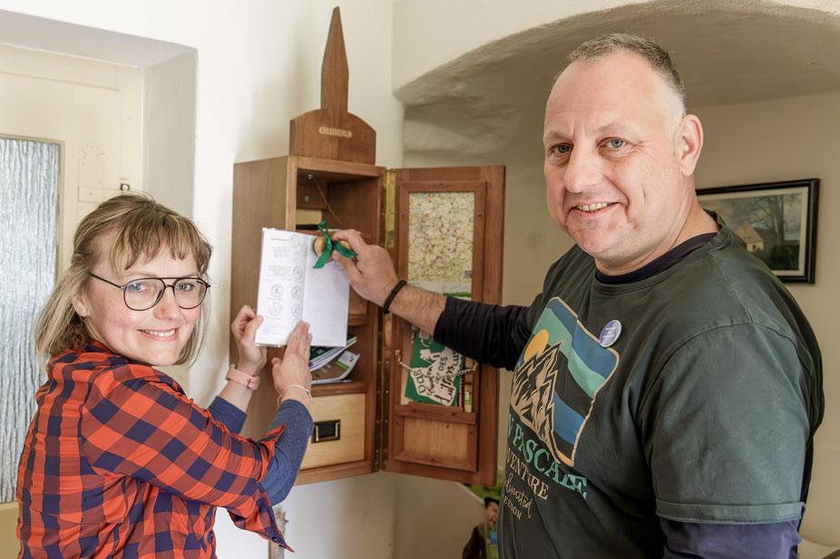 Neue Stempelstelle am Lutherweg: Im Pilgerschrank im Gemeindehaus Mittweida gibt es jetzt auch einen Pilgerstempel. Aneta Grund und Steffen Schnabel kümmern sich darum, dass Mittweida ein attraktiver Pilgerort ist. © Uwe Winkler