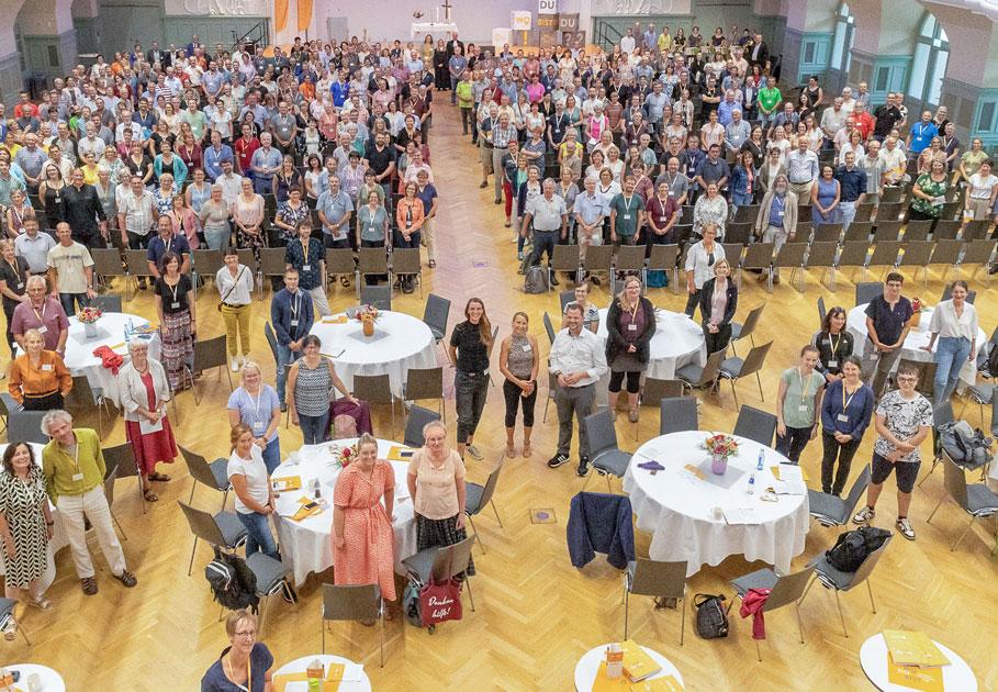 Abschlussgottesdienst mit Gruppenbild: Am Ende des Gottesdienstes zum KV-Tag standen alle rund 700 Ehrenamtliche und Beteiligte in der Kongresshalle am Zoo Leipzig für ein Gruppenbild auf und drehten sich um. © EVLKS/Weinhold