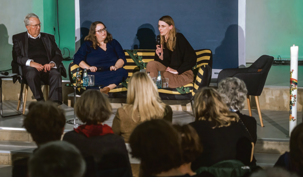 Heißes Eisen angefasst: Geert Mackenroth, Ricarda Lang und Claudia Nikol (v. l.) diskutierten im Veranstaltungssaal der Uhrenfabrik Nomos in Glashütte auf dem »SachsenSofa« über Migration und Integration. © Uwe Soeder