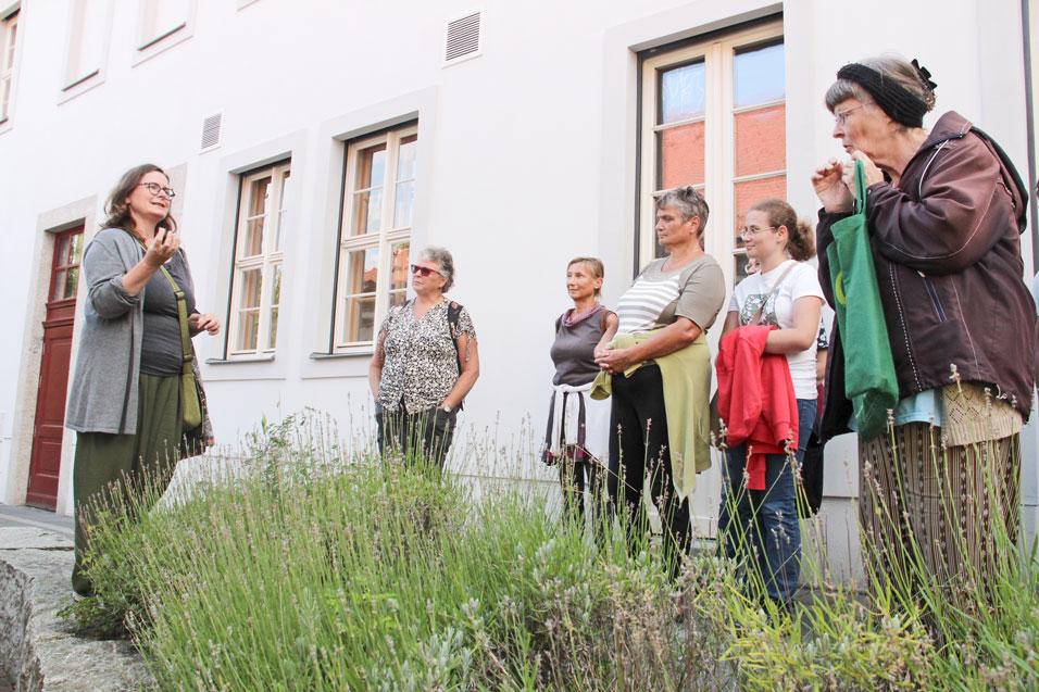 Kräuter im Überfluss: Gemeindepädagogin und Heilpraktikerin Christine Czieslak (l.) hat beim Tag der Schöpfung in Herrnhut zu einer Kräuterwanderung eingeladen und gezeigt, in welcher Fülle heimische Kräuter gedeihen und wie sie nutzbar sind. © Carmen Schumann