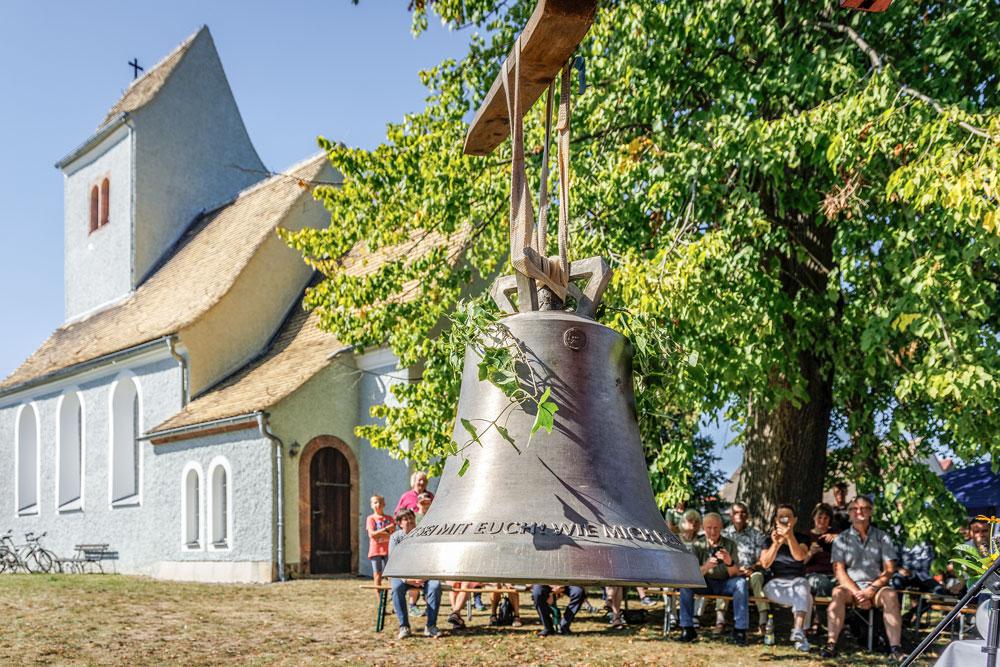 Die neue Glocke in Altenbach soll die Glocke von 1934 mit ihrer Hakenkreuz-Symbolik ersetzen. © Uwe Winkler