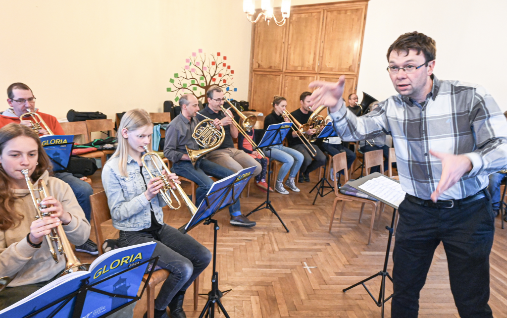 Letzte Proben für den großen Auftritt: Kantor Samuel Holzhey übt mit dem Posaunenchor Bischofswerda die Stücke für den Posaunentag in Hamburg. © Steffen Giersch