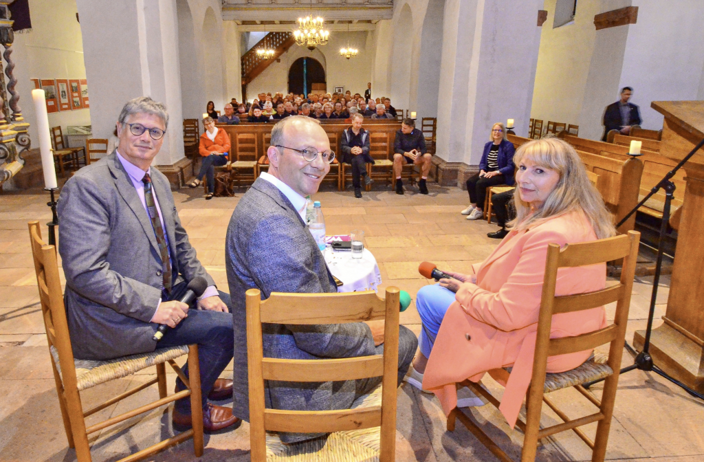 Demokratie braucht Religion: Moderiert von Akademiedirektor Stephan Bickhardt (l.) hörten die beiden Minister Petra Köpping (SPD) und Wolfram Günther (Grüne) in der Bad Lausicker Kirche zu und versuchten sich an Antworten. © R. Dietze