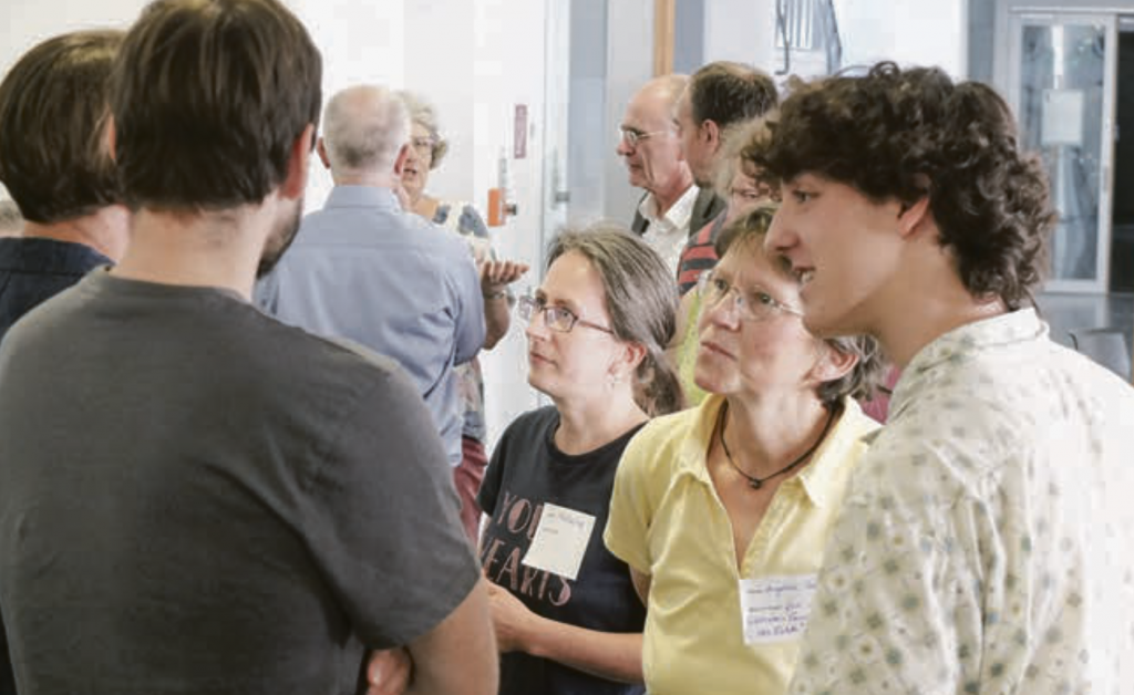 Ob in Workshops oder in den Pausen: Teilnehmerinnen und Teilnehmer des Forumstages führten lebhafte Gesprächen miteinander. © Tomas Gärtner