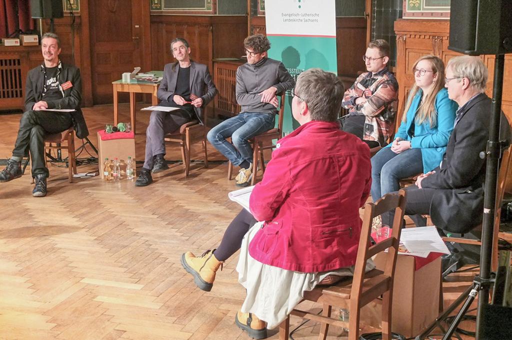 Lieder-Diskussion (v. l.): Friedemann Wutzler, Thomas Neumeister, Jonathan Leistner, Samuel Rösch, Sarah Heim, Michael Leonhardi, Martina Hergt. © Tomas Gärtner