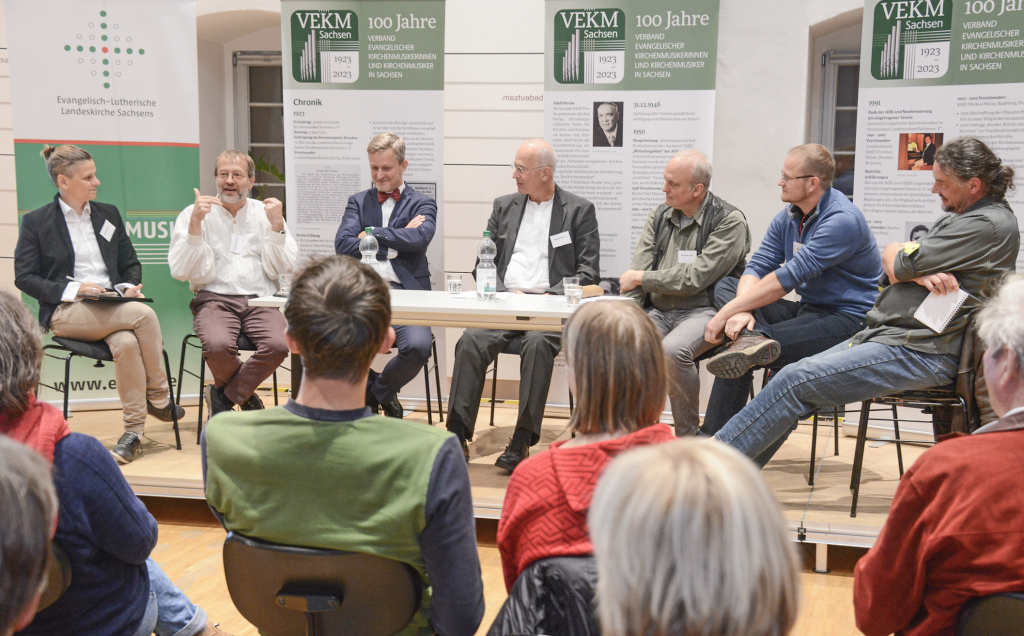 Kirchenmusik-Diskussion (v. l.): Moderatorin Maxi Konang, Kantor Tobias Nicolaus, Staatssekretär Dr. Andreas Handschuh, VEKM-Präsident Peter Ammer, Komponist Bernhard König, KMD Markus Mütze und Musikreferent Christoph Zschunke. © W. Sturm