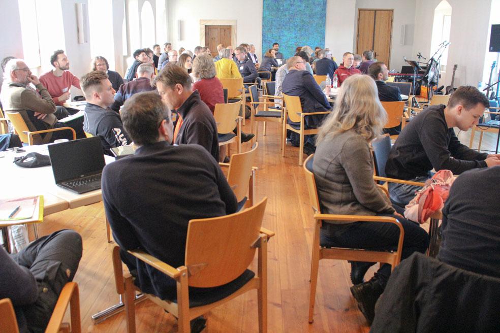 Rund 60 Teilnehmer suchten im Klosterhof Meißen nach Hürden und Hilfen für Innovationen in der Kirche. © Sandro Göpfert