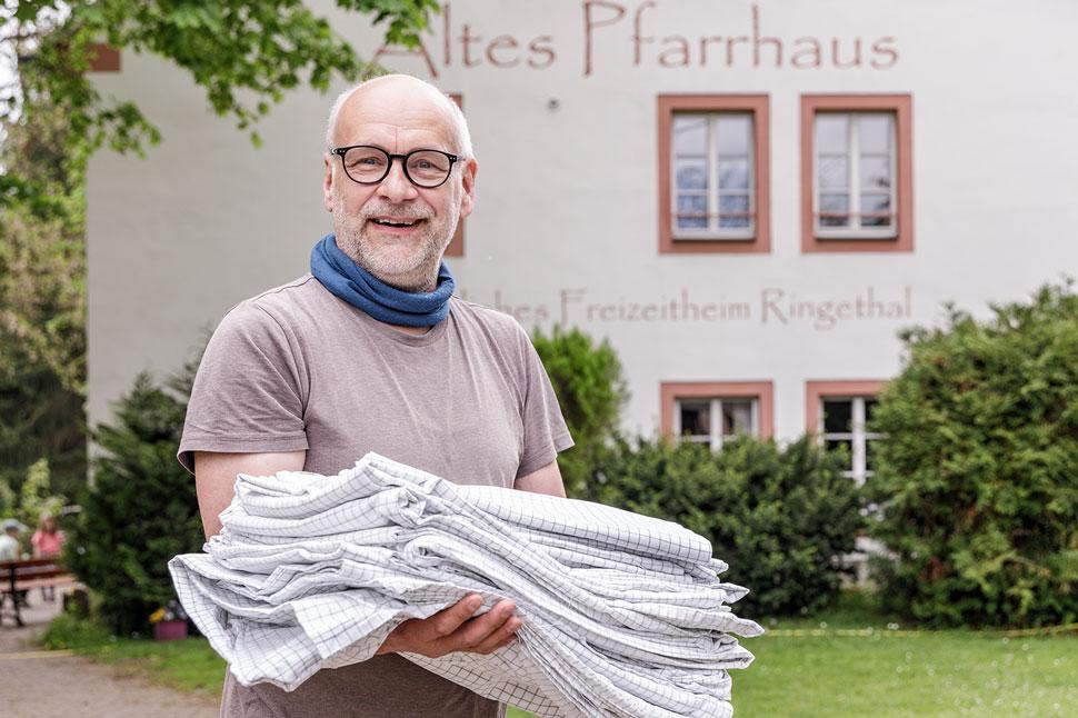 Heimleiter Ernst-Michael Weidauer freut sich im Freizeitheim »Altes Pfarrhaus« am Lutherweg in Ringethal über Pilger, Wanderer und sonstige Gäste. © Uwe Winkler