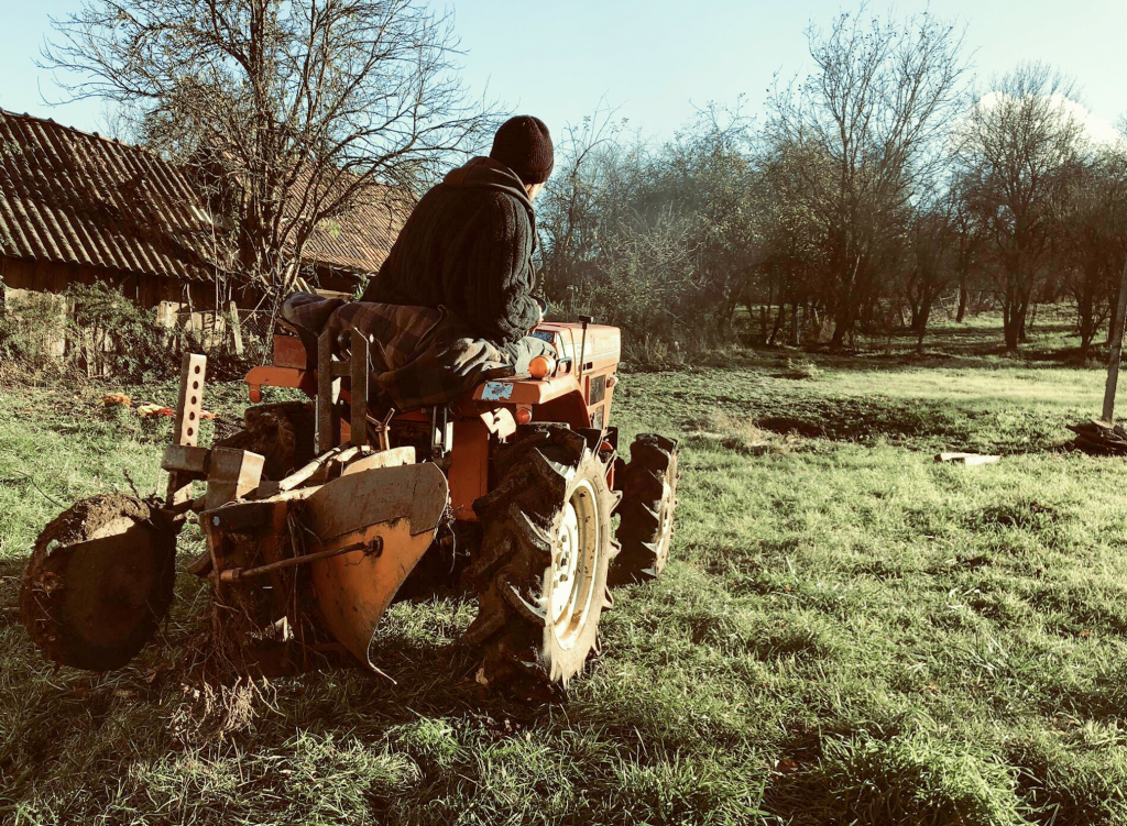 Auch ein Traktor steht zur Verfügung. © Hoffnung für Osteuropa/M. Roßner