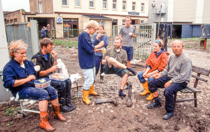 Sachsen erlebte vor 20 Jahren Furchtbares, bekam aber auch Hilfe: Helfer machten eine Pause. © Steffen Giersch