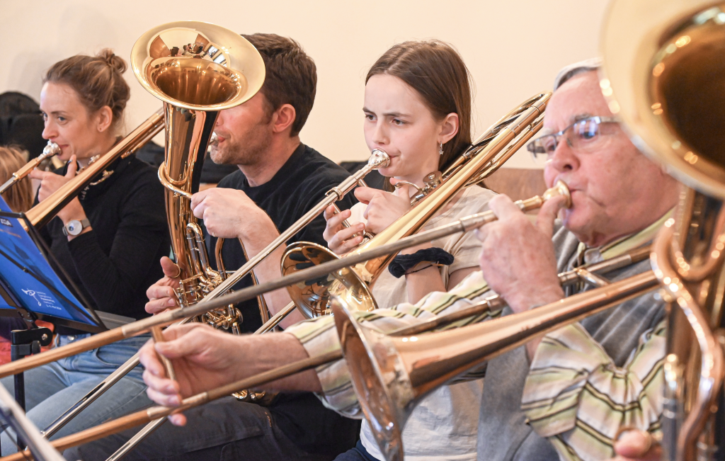 Neben Posaunen gehören auch Trompeten, Hörner und eine Tuba zum Chor in Bischofswerda. © Steffen Giersch