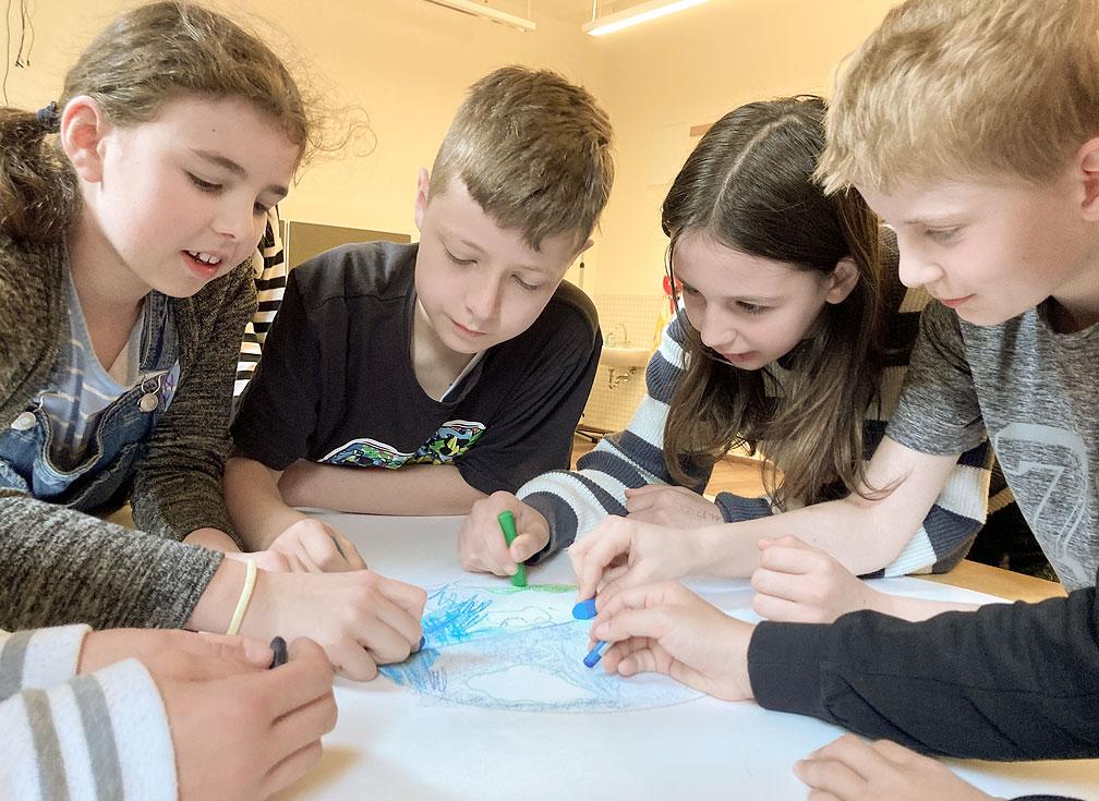 Mia, Erik, Hannah und Willy (von links) malen beim Projekttag gemeinsam munter drauf los. © Anna Neef