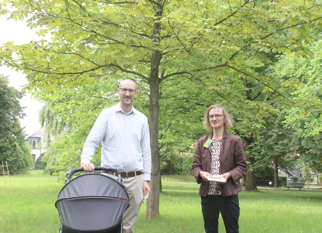 Diakonie-Stiftungs-Vorstand David Heuckeroth und Benigna Carstens, Kirchenleitung, vor der Kastanie. © Carmen Schumann