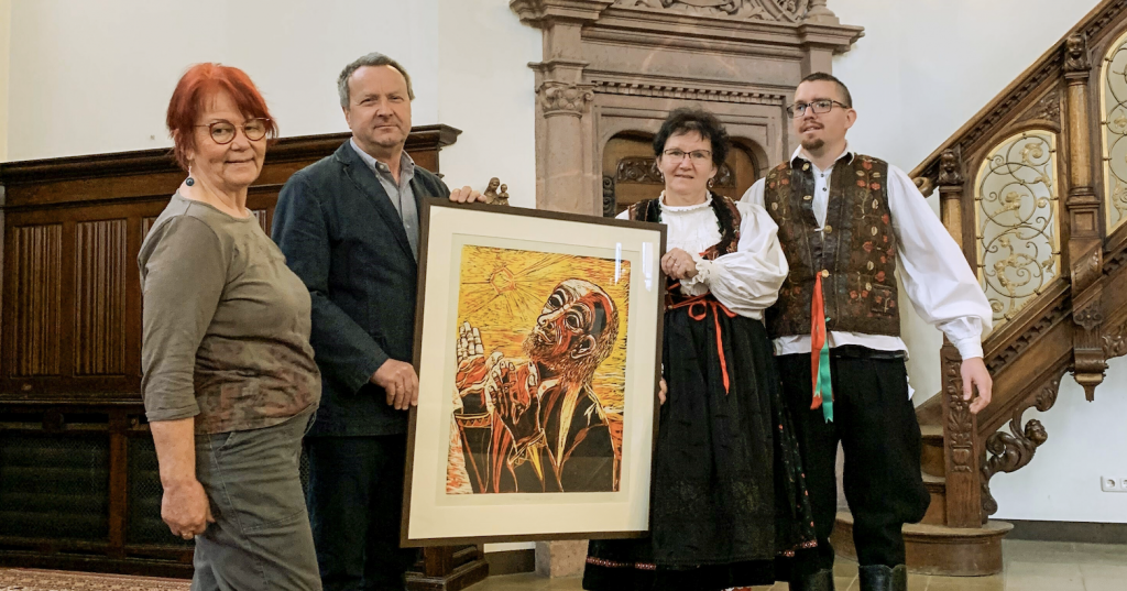 Zur Eröffnung der 29. Aktion »Hoffnung für Osteuropa« im Gottesdienst in der Lutherkirche Radebeul übergaben am Sonntag die Künstlerin Renate Winkler (l.) und Michael Roßner vom Förderverein Klausenburg das Bild »Abraham dankt für sein Land« an Erika und David Kozma (r.) von der Reformierten Kirchgemeinde Klausenburg. Bis 26. Mai ist im Gemeindehaus der Lutherkirche die Ausstellung »Lichtblicke« mit Werken von Renate Winkler zu sehen. © M. Zippe/Diakonie