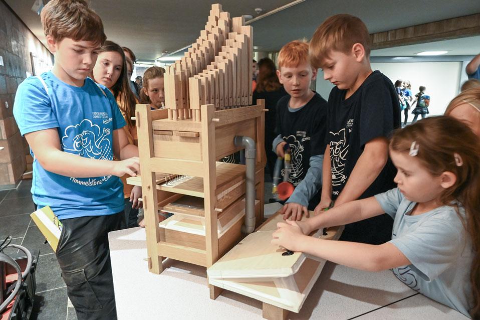 In den Pausen konnten die Kinder auch eine kleine Orgel erkunden. © Steffen Giersch