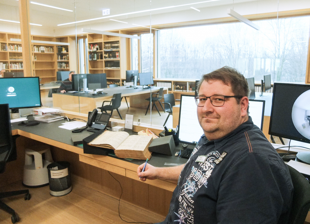 Marco Krahmer als Archivar vom Dienst berät Forscher im Landeskirchlichen Archiv. © Tomas Gärtner