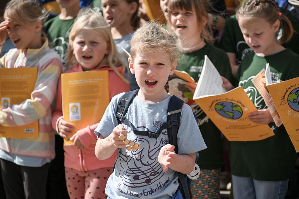 qViele Kinder waren begeistert dabei und sangen einige Lieder auswendig, andere begleiteten durch Instrumente. Auch Posaunenbläser unterstützten. © Steffen Giersch