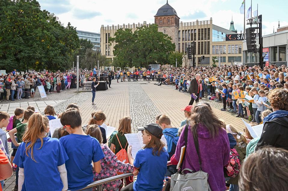 Beim öffentlichen Treppensingen der Kurrendekinder zur Mittagspause vor der Stadthalle waren auch viele Zuhörer (links) erschienen. © Steffen Giersch