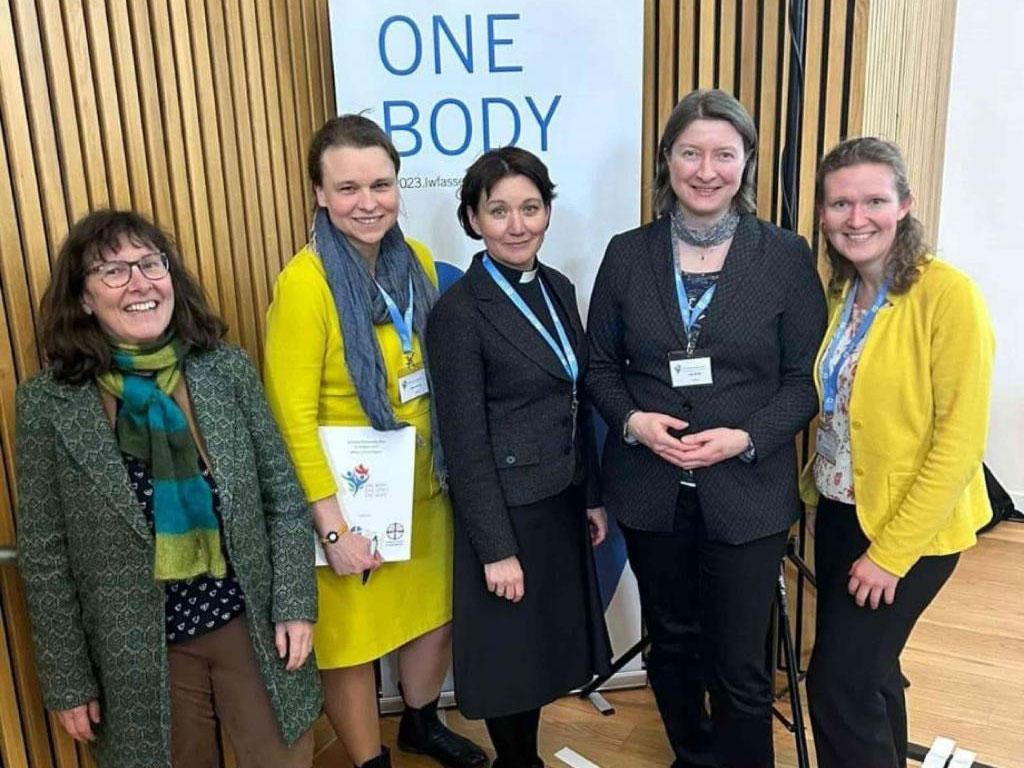 Die sächsischen Delegierten mit Generalsekretärin (v. l.): Kathrin Wallrabe, Bettina Westfeld, LWB-Generalsekretärin Anne Burghardt, Ulrike Weyer, Helena Funk. © LWF/Albin Hillert