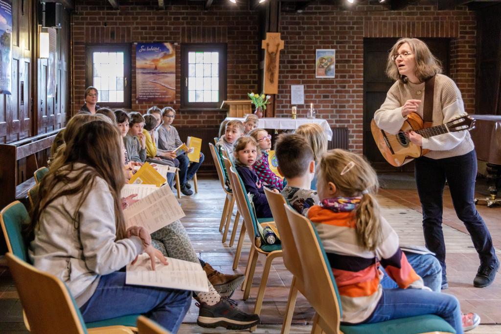 Probe für den Landeskurrendetag: In der Gnadenkirche Chemnitz-Borna studieren Kantorin Christine Hübler und Gemeindepädagogin Sabine Kranz (hinten links) mit rund 20 Kindern das neue Musical ein. © Uwe Winkler