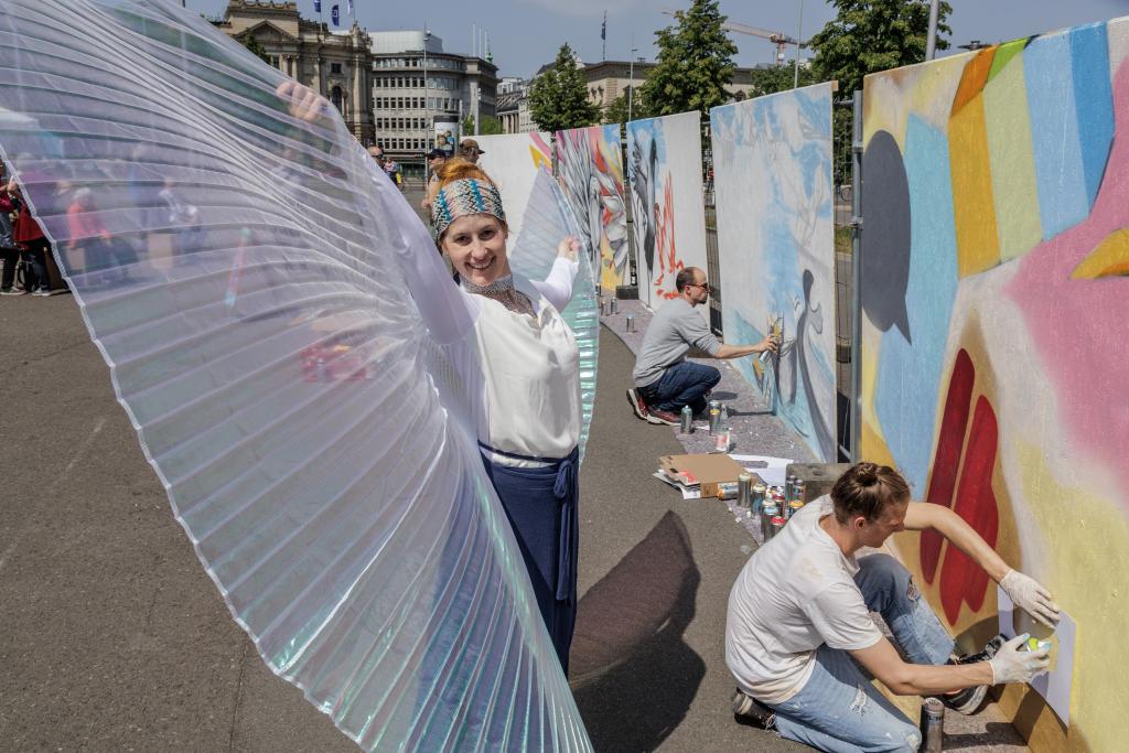 Mit Engeln und Graffitikunst: Kunstaktion von Pax Christi am Sonnabend auf dem Leipziger Wilhelm-Leuschner-Platz. © Uwe Winkler