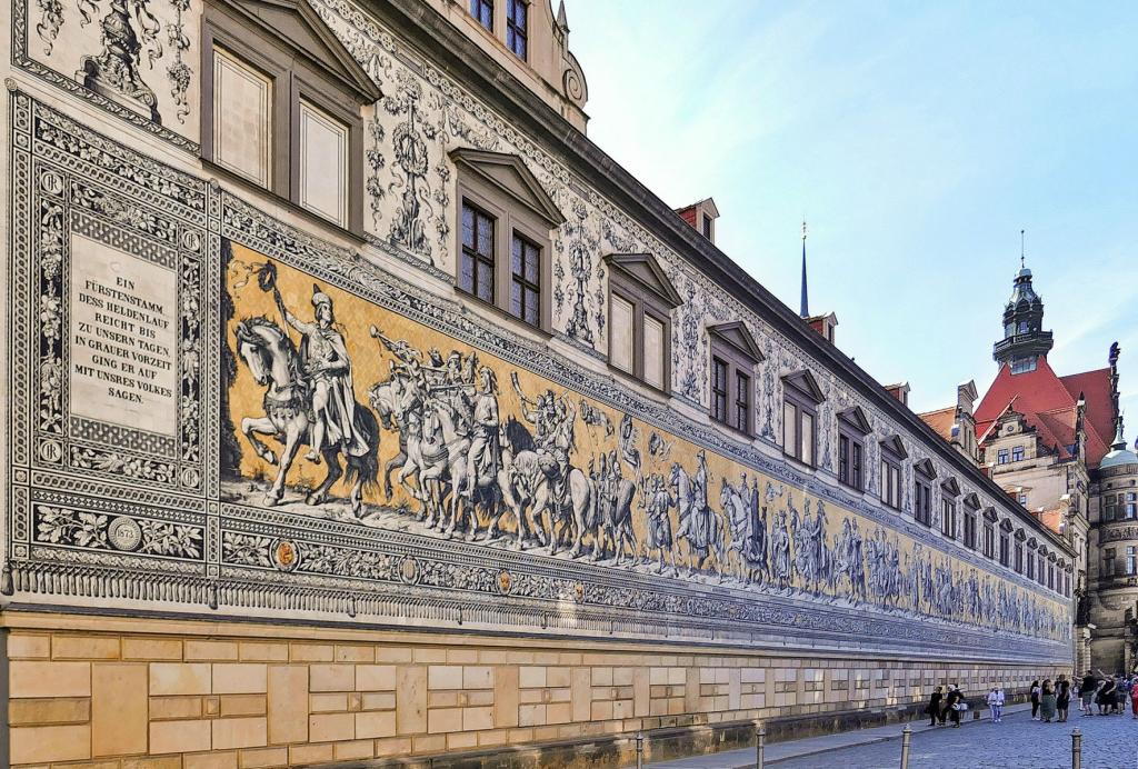 Der Fürstenzug am Dresdner Schloss zeigt die Ahnengalerie der zwischen 1127 und 1873 in Sachsen Herrschenden – auf rund 23 000 Fliesen aus Meißner Porzellan. © Rosel Eckstein/pixelio.de