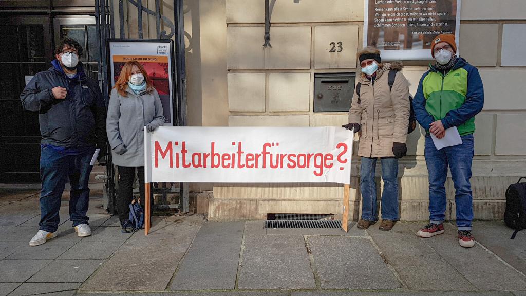 Im Herbst 2021 protestierten Erzieher während der Tagung der Landessynode in Dresden für bessere Bezahlung und Arbeitsrechtsregelungen. © Naumann
