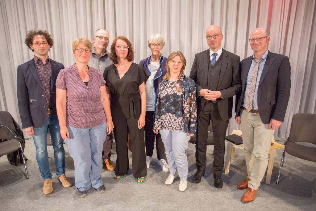 Die vierköpfige Aufarbeitungskommission präsentierte ihren Bericht zusam- men mit Vertretern von Landeskirche, Gemeinde und Ephorie. © Jan Görner