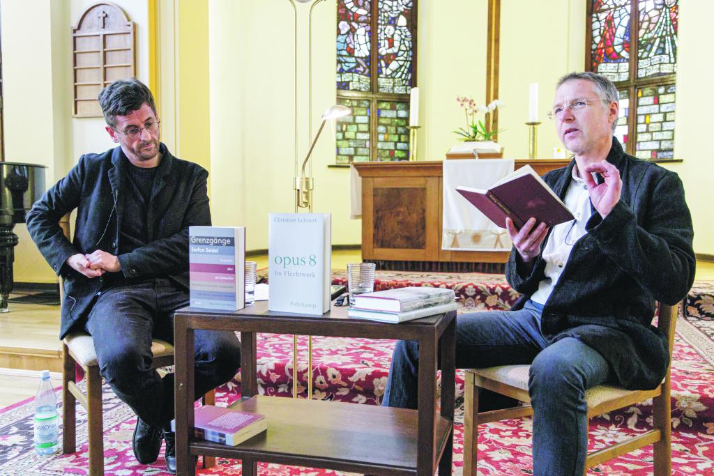 Stefan Seidel (l.) und Christian Lehnert (r.) lesen aus »Grenzgänge. Gespräche über das Gottsuchen« sowie aus »Opus 8. Im Flechtwerk«. © Uwe Winkler