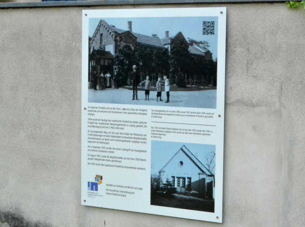 Die neue Gedenk- und Erklärtafel auf dem Alten Jüdischen Friedhof Leipzig © K. Richter