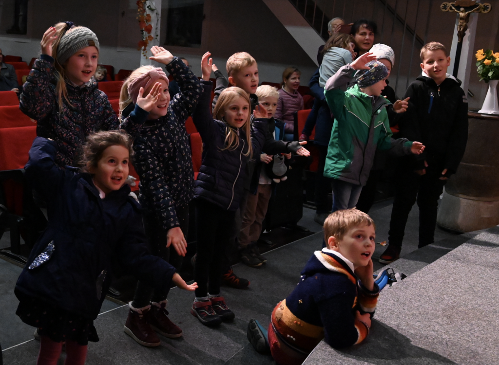 Die Kinder machen vor der Bühne begeistert die Bewegungen zum Lied mit. Gleich geht es zum Kindergottesdienst. © Steffen Giersch