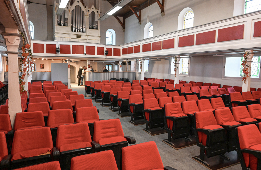 Ungewöhnlich: Theke und Kinosessel in der Kirche. © Steffen Giersch