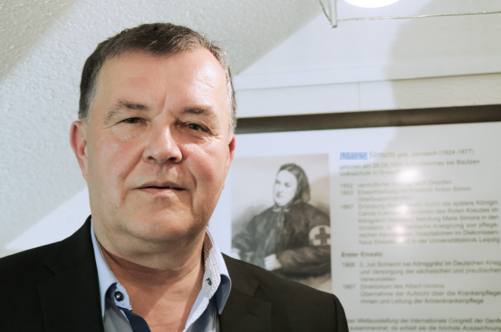 Medizinhistoriker Jürgen Helfricht hat ein Buch über die Kriegsschwester Marie Simon geschrieben. Das Rot-Kreuz-Museum in Beierfeld hat gerade die 21. Sonderausstellung zum Thema Kriegsschwestern eröffnet. © Irmela Hennig