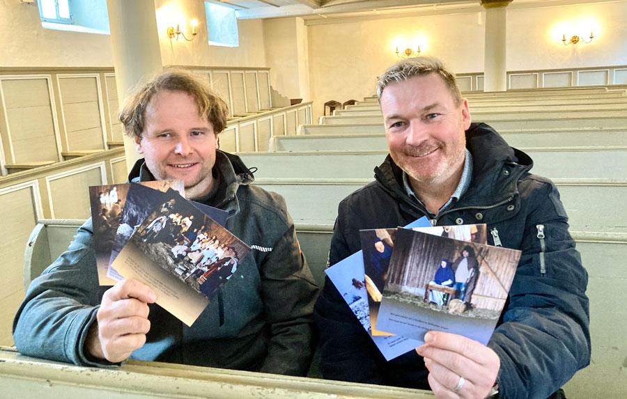 Stefan Barth (l.) und Sören Schmeuser vom Kirchenvorstand in Schneeberg-Griesbach mit der Fotosammlung, die sich dem uralten Krippenspiel im Dorf widmet. © Anna Neef