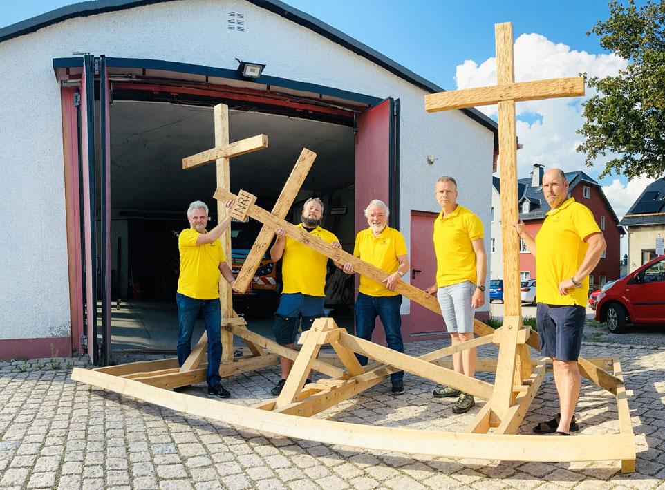 Sie wollen Zeichen setzen: Der Passionsspielverein Zschorlau bereitet den Wagen für den Festumzug beim Tag der Sachsen vor: Frank Mehnert, Michael Dehnel, Dieter Schürer, Stev Pester, Tobias Thierfelder (v. l.). © Anna Neef