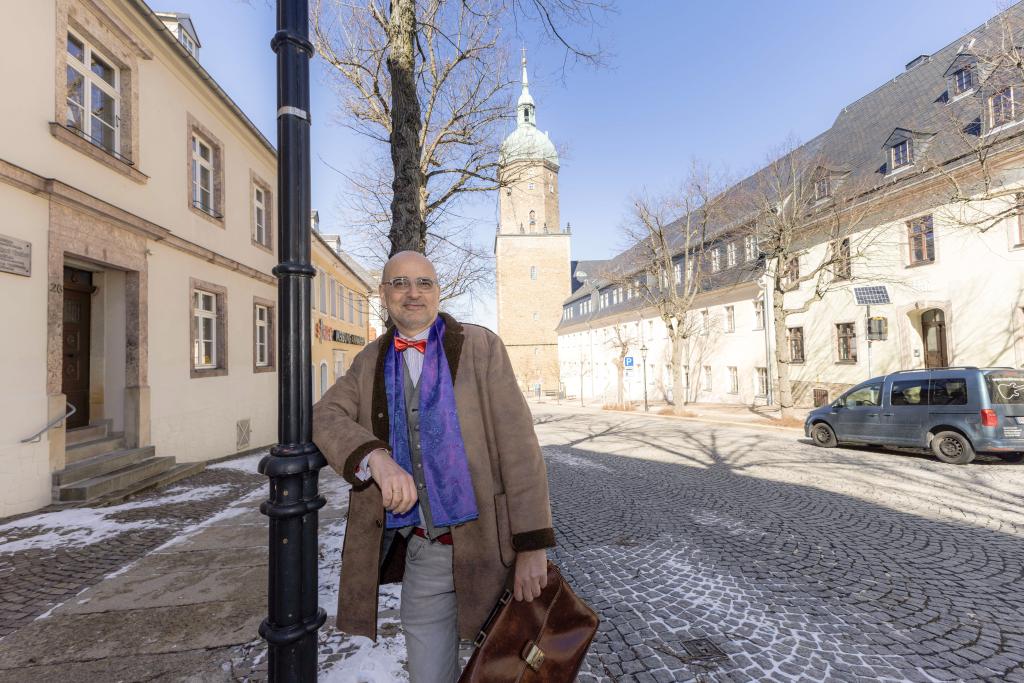 Pfarrer Thomas Knittel vor dem Turm der St. Annenkirche. © Sebastian Paul