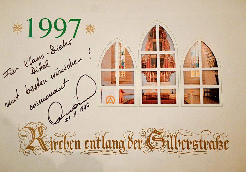 Ein Kirchen- kalender mit einem besonderen Autogramm ist in der Kirche zu sehen. © Christine Bergmann