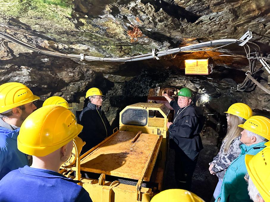 Recherche für den Atlas: Studierende im Besucherbergwerk Johanngeorgenstadt. Geführt wurden sie von Frank Voller (Mitte rechts). © Melanie Humann