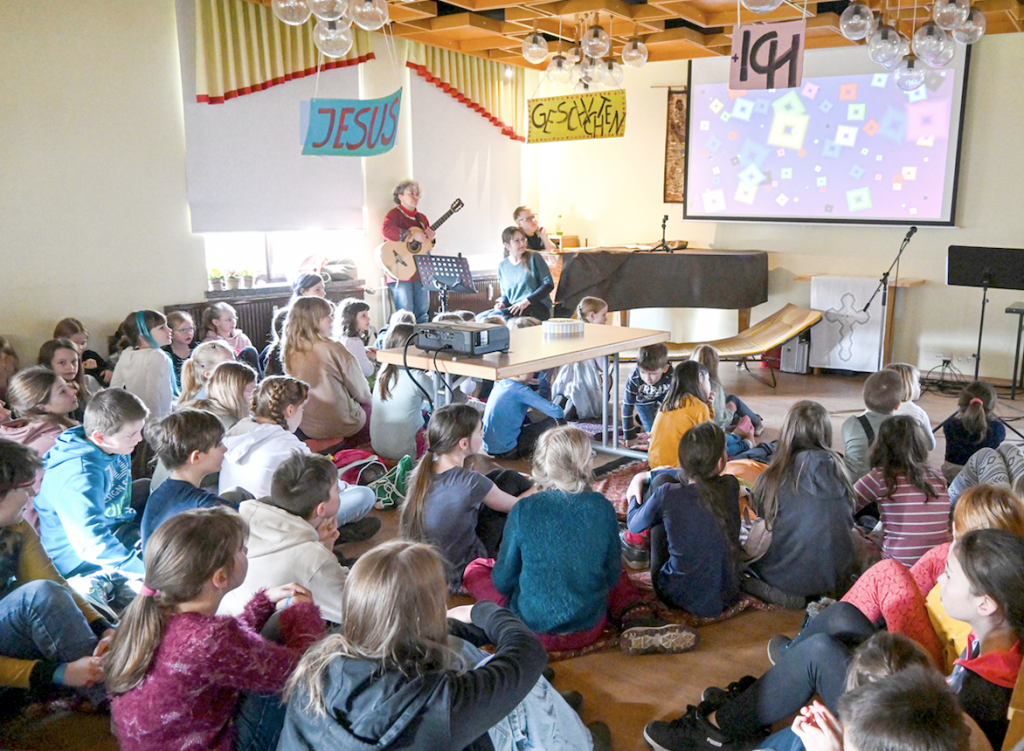 Dicht gedrängt sitzen die Kinder im Gemeinderaum. © Christine Bergmann