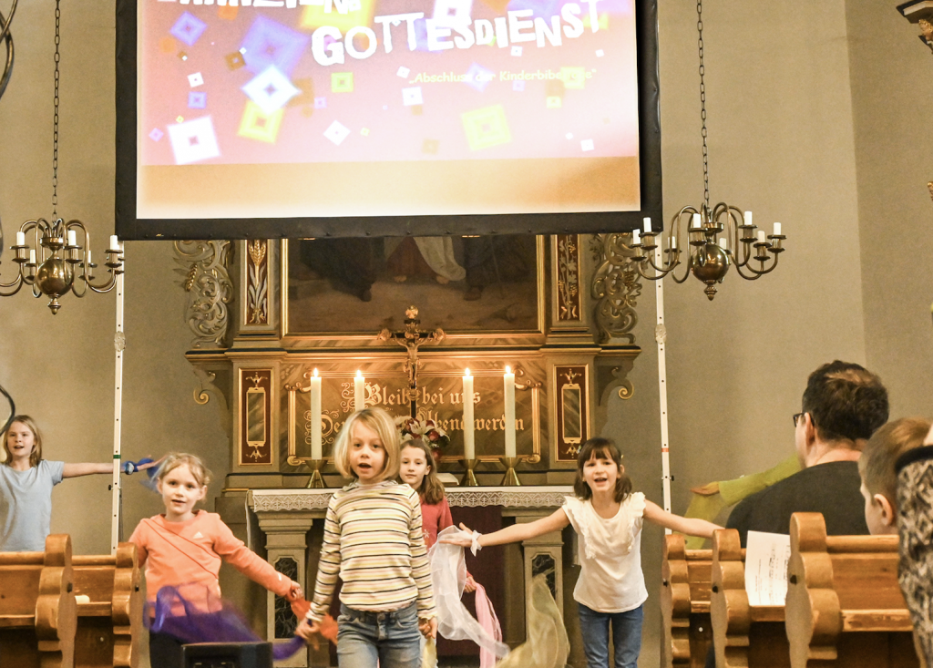 Beim Familiengottesdienst wurde fröhlich der Glauben gefeiert. © Christine Bergmann