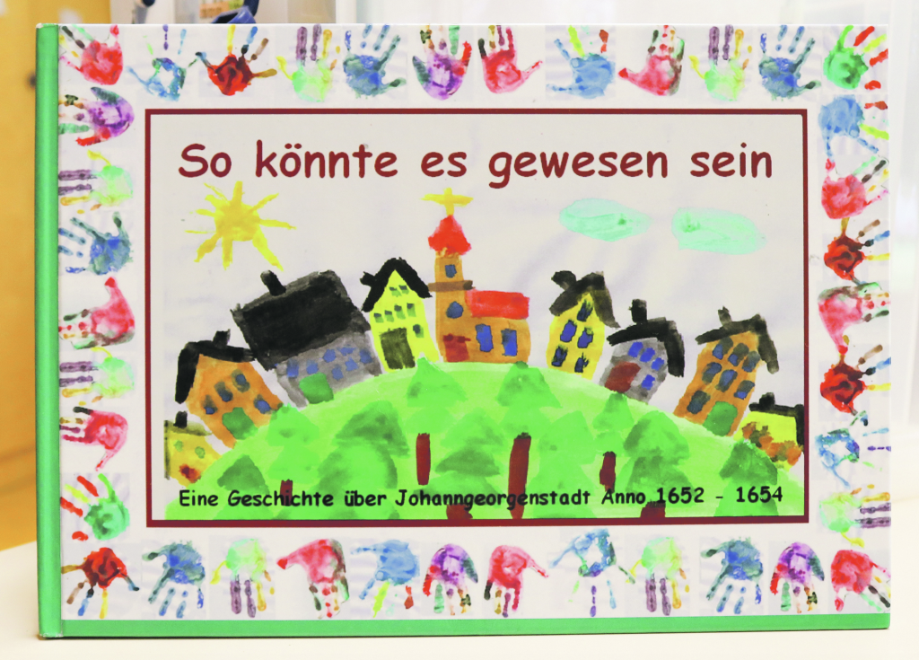 Auch ein Buch zur Stadtgeschichte haben die Kinder schon gestaltet. © Irmela Hennig