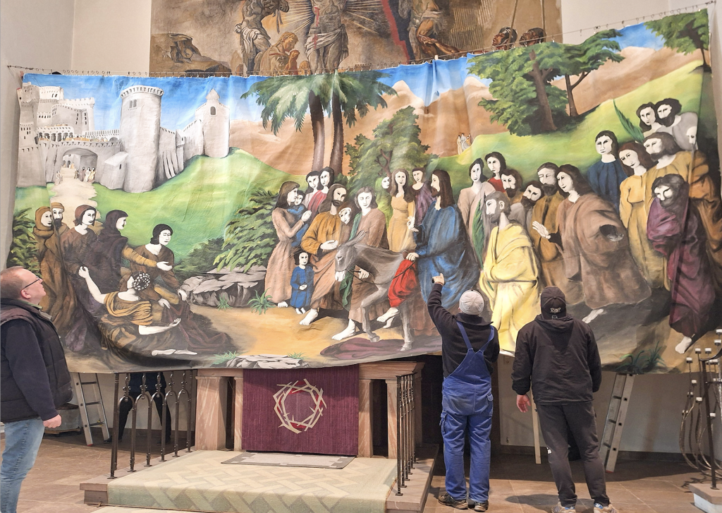 Letzte Vorbereitungen in der Lutherkirche Crimmitschau: Bis Ende März ist die Ostergeschichte an neun Stationen zu erleben. © Markus Pfeifer