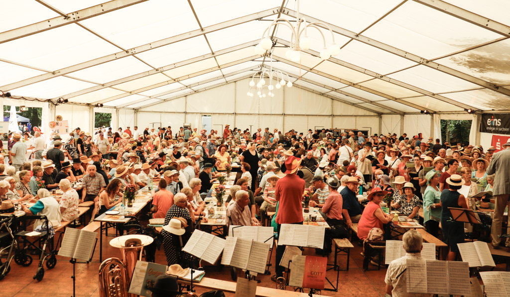 Festzelt: Rund 1000 Menschen kamen Sonntagmorgen mit Hüten zum Frühstück, zu dem evangelische und katholische Gemeinde einlud. © Michael Lieberwirth