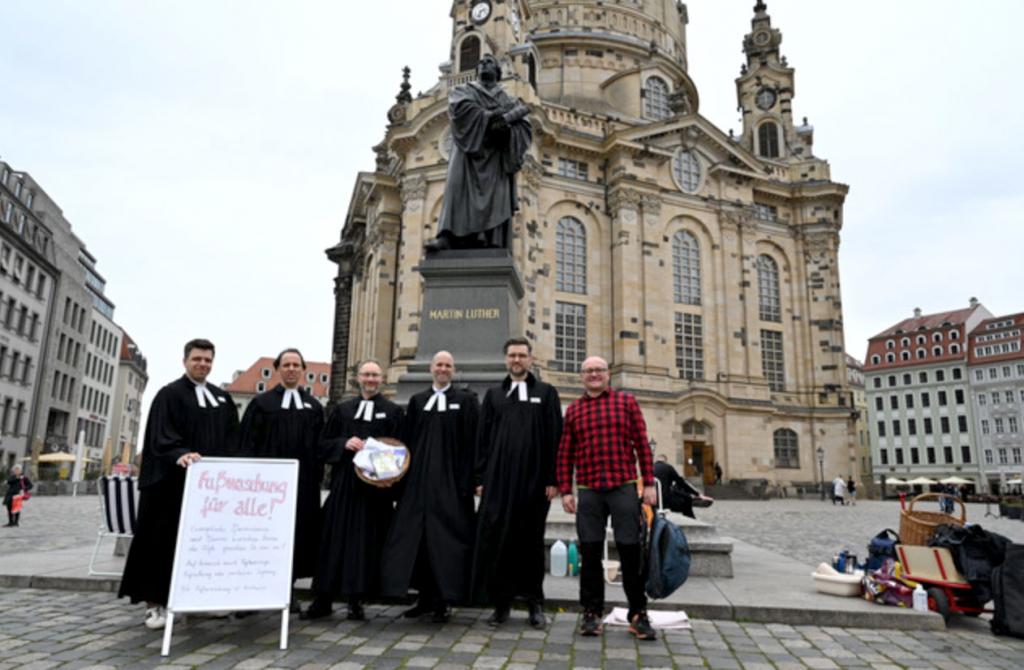 Die beteiligten Pfarrer (v. l.) Tobias Sommer, Tobias Funke, Johannes Bartels, Walter Lechner, Friedemann Groß an der Aktion und Marek Drong (r.), der sich die Füße waschen ließ. © Steffen Giersch