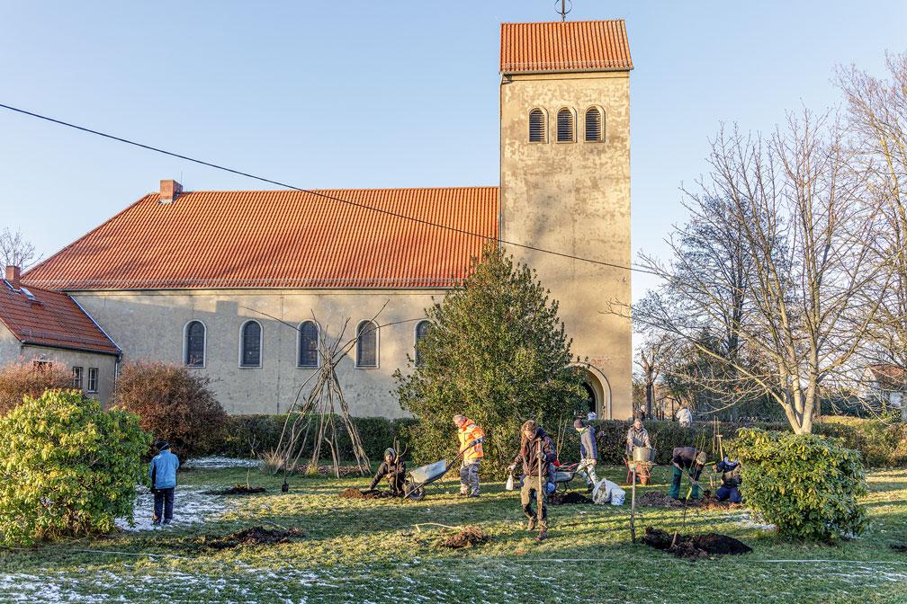 Große Pflanzaktion vor der Kirche Deutzen im Leipziger Land: Auf dem Land der evangelischen Kirchgemeinde hat der ökumenische Verein Ökokirche Deutzen zahlreiche Bäume und Sträucher gepflanzt. © Uwe Winkler