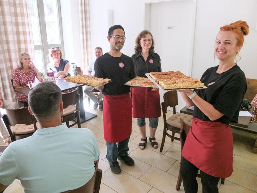 Meißen »Markt 10«: Ehrenamtliche Mitarbeiterinnen und Mitarbeiter servieren selbst gebackenen Kuchen. Zweite von rechts ist Leiterin Sabine Dehmelt. © Tomas Gärtner 